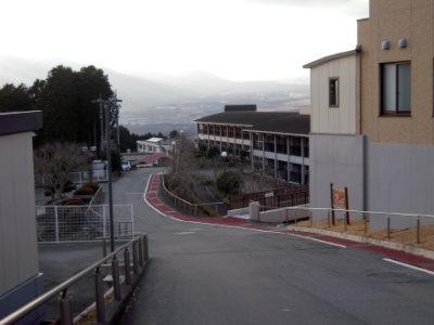 坂のある療養所内風景